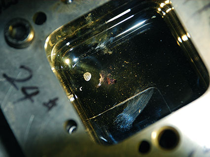 <a href='http://m.kristalmusic.com.cn/product/3.htm' class='text_a'>模具激光焊機(jī)</a>修復(fù)鏡面模具效果